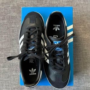 Adidas Samba OG J with white soles. Equivalent to a women’s US size 7.